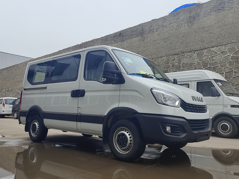 依維柯歐勝(低頂)殯儀車 - 白色